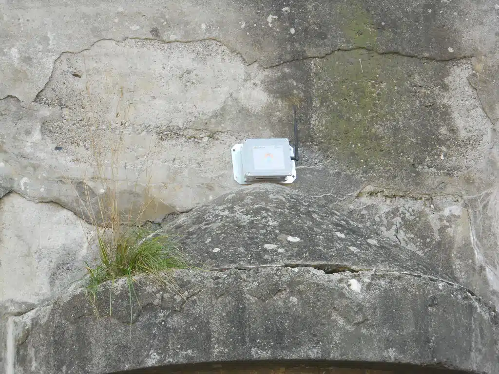 Dynamic displacement sensor on the bridge