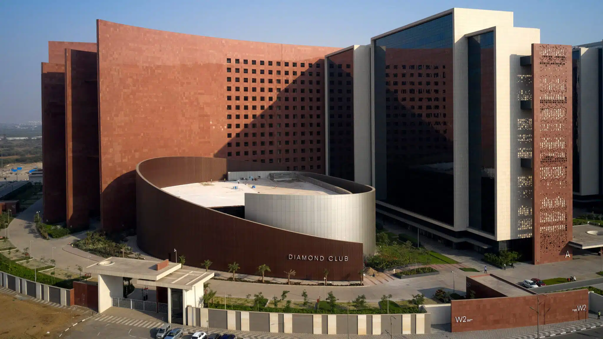 World's Largest Office Building: Surat Diamond Bourse